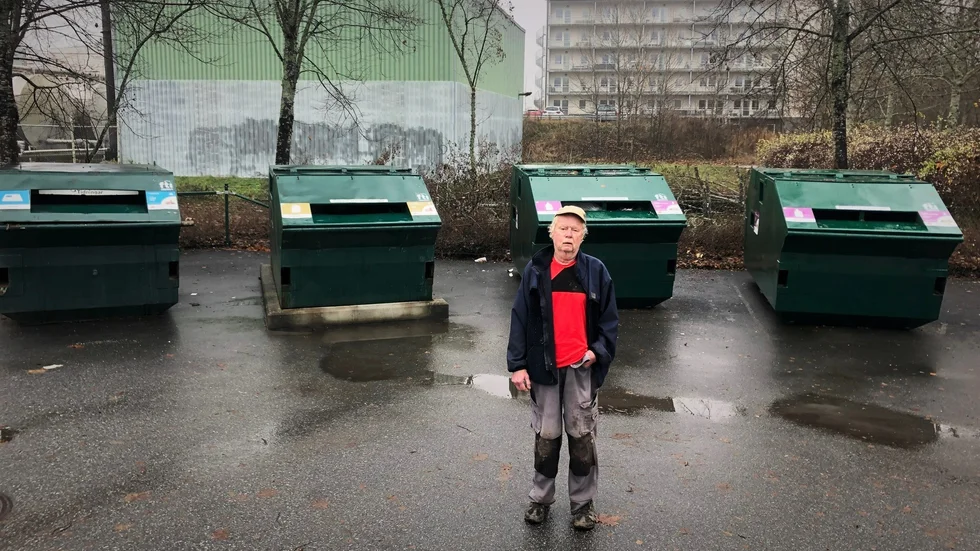 Förpackningsåtervinningen på Fabriksgatan ser bättre ut än någonsin tack vare Enköpingsbon Björn Engberg. Bara för någon månad sedan var det fullt med skräp och avfall runtomkring containrarna.
