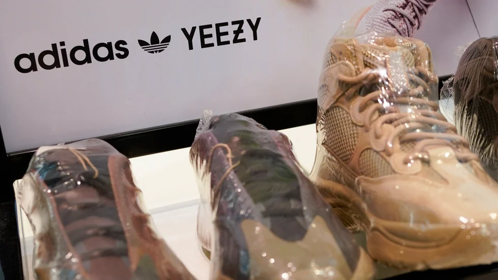 Ett par basketskor från samarbetet mellan Adidas och Yeezy. Arkivbild.