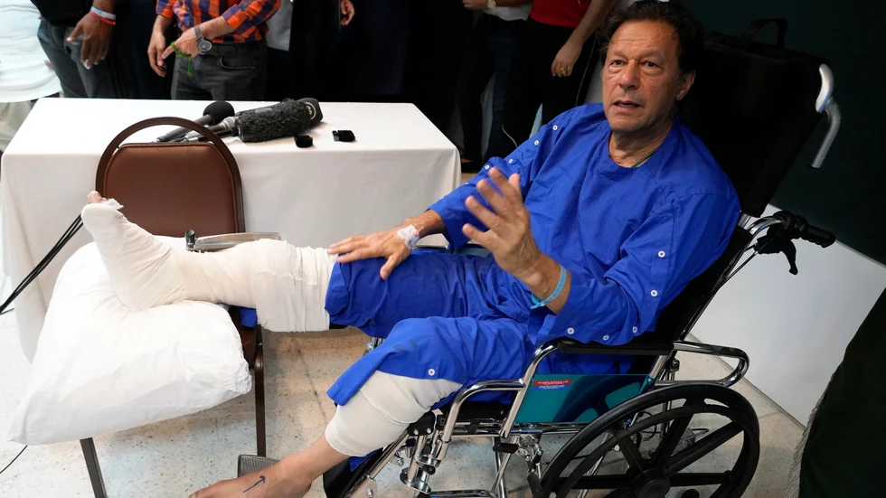 Pakistans förre premiärminister Imran Khan under sin presskonferens.