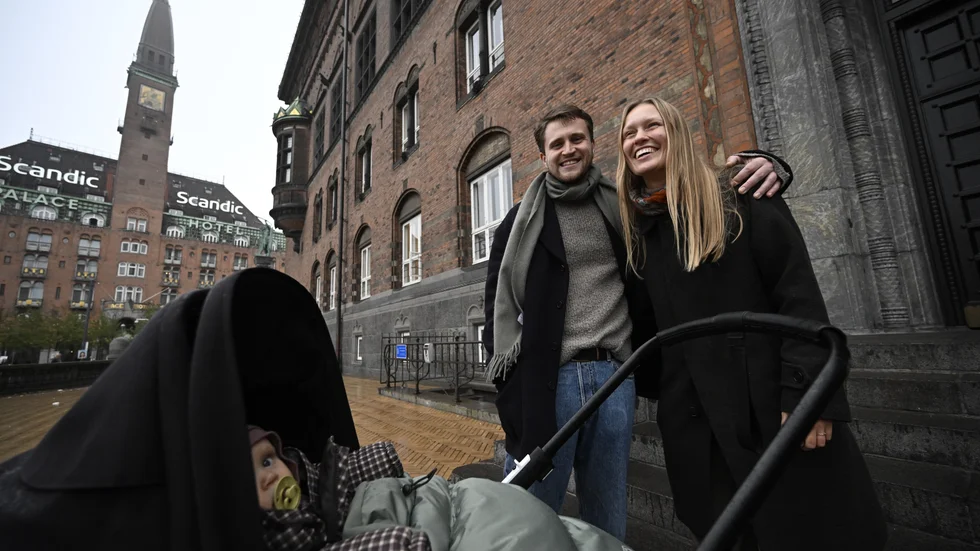 Nyblivna föräldrarna Marie Brostrøm och Thomas Bugge har precis röstat i Köpenhamns rådhus. Thomas bestämde sig först i valbåset.