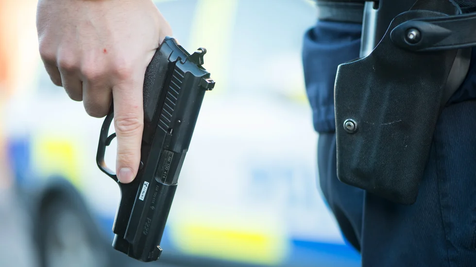 Polisen avlossade sitt tjänstevapen och sköt tre skott mot en bil som höll på att köra på honom.