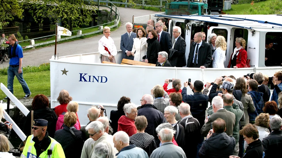 BIlden är från 2009 och visar en kunglig tur med M/S Kind på Kinda kanal.