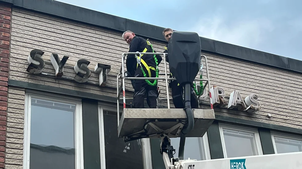 Bokstav för bokstav plockades det som tillsammans utgjorde Syster Toras skylt ner på onsdagsförmiddagen.