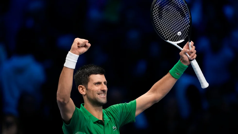 Novak Djokovic jublar efter semifinalsegern i ATP-slutspelet i Turin.