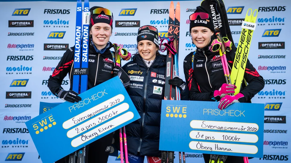 Elvira och Hanna Öberg fick kliva upp på pallen i Sverigepremiären.