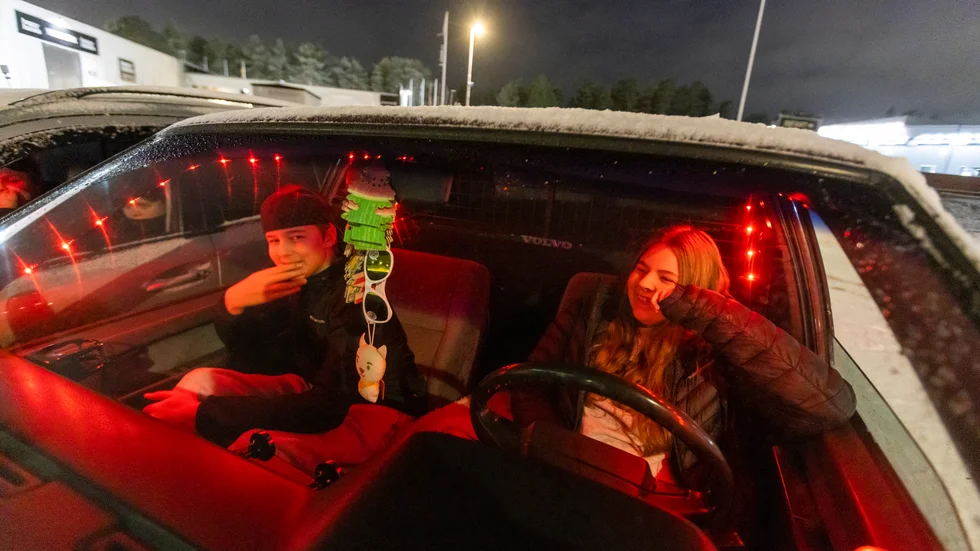 Julia Johansson, 16 år med sin Volvo 940. Hon har smyckat insidan med röda lampor och i backspegeln hänger det 27 stycken Wunderbaum i olika lukter. I passagerarsätet sitter lillebror Viktor. Han ska ta över bilen när han fyller 15.