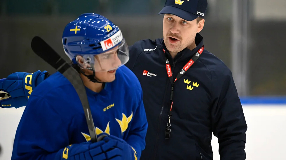 Sam Hallam, till höger, får låna skjorta till sin Tre Kronor-debut.