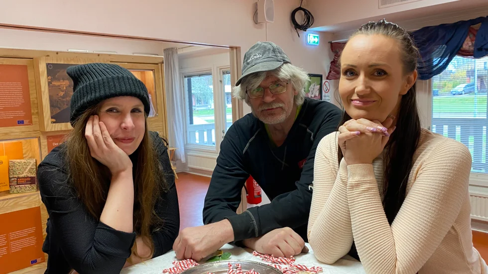 De sätter ljuset på Gullringen. Fr.v Maja Heuer, Kalmar läns museum,  Conny Gunnarsson, bygdeföreningen och Clara Rylander, Gullringens värdhus. Premiär blir det i helgen och flera konstnärer från samhället visar också sin konst.