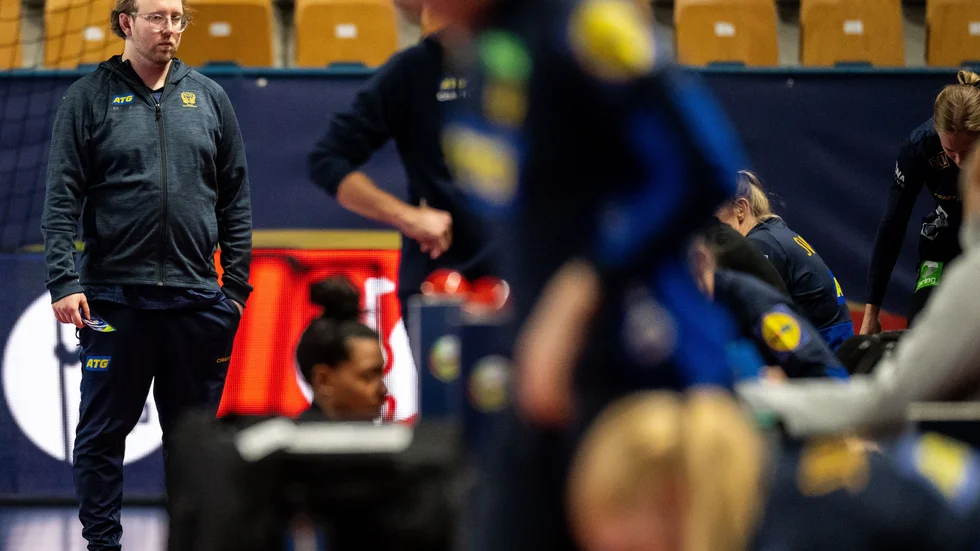 Mattias Flodman är svenska damlandslagets EM-spion där han ska kartlägga motståndet i turneringen.