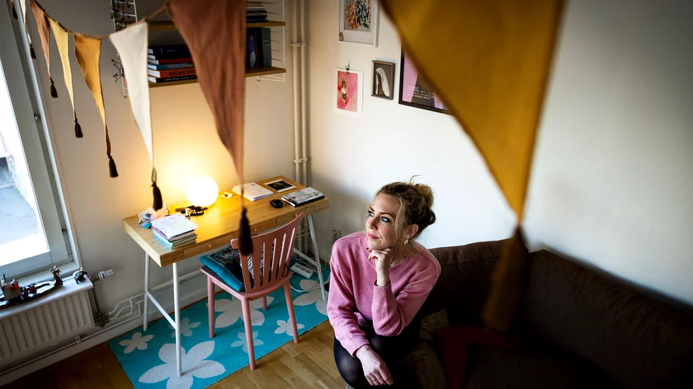 "Jag tänker att hela mitt tillstånd är som ett svar på på ett samhällstillstånd, om man är så storslagen att man kan tänka så. Det svarar på hur olika delar av hur samhället är konstruerade och på kvinnors plats i det samhälle vi har", säger Sara Meidell. Pressbild.