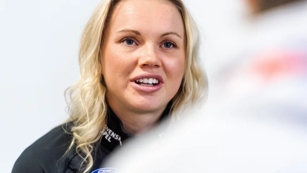Emma Ribom blickar mot VM i Planica. Men först är det Sverigepremiären i Bruksvallarna. ”Det ska bli väldigt kul att dra i gång det här. Vi har jobbat otroligt länge för att dra på nummerlappen", säger hon.