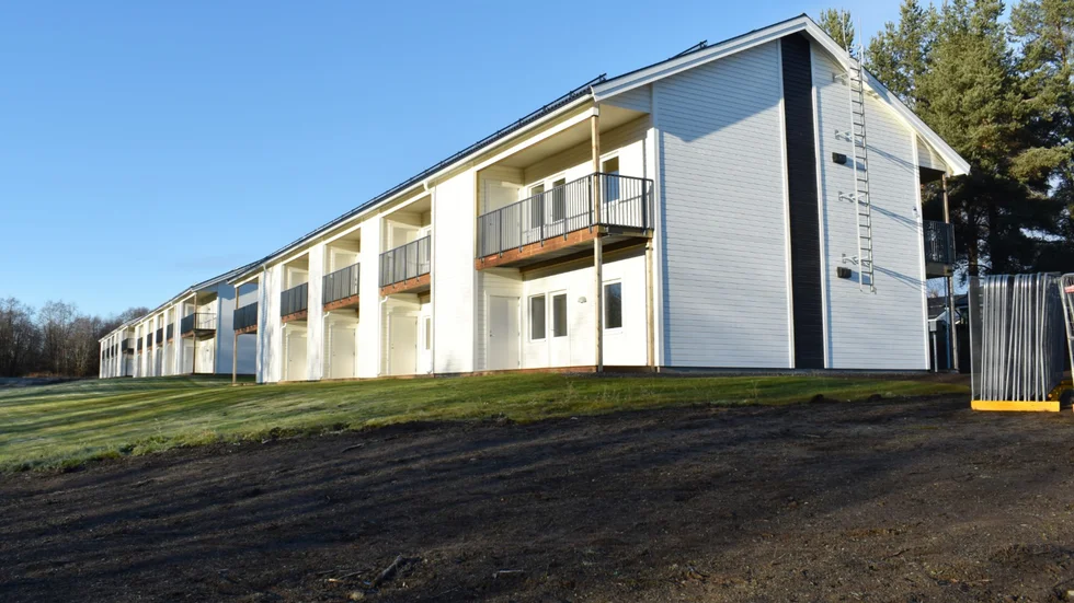 Skebos nya hus i Kåge. Dessa tre hus ligger närmast älven och det var störst efterfrågan där. 