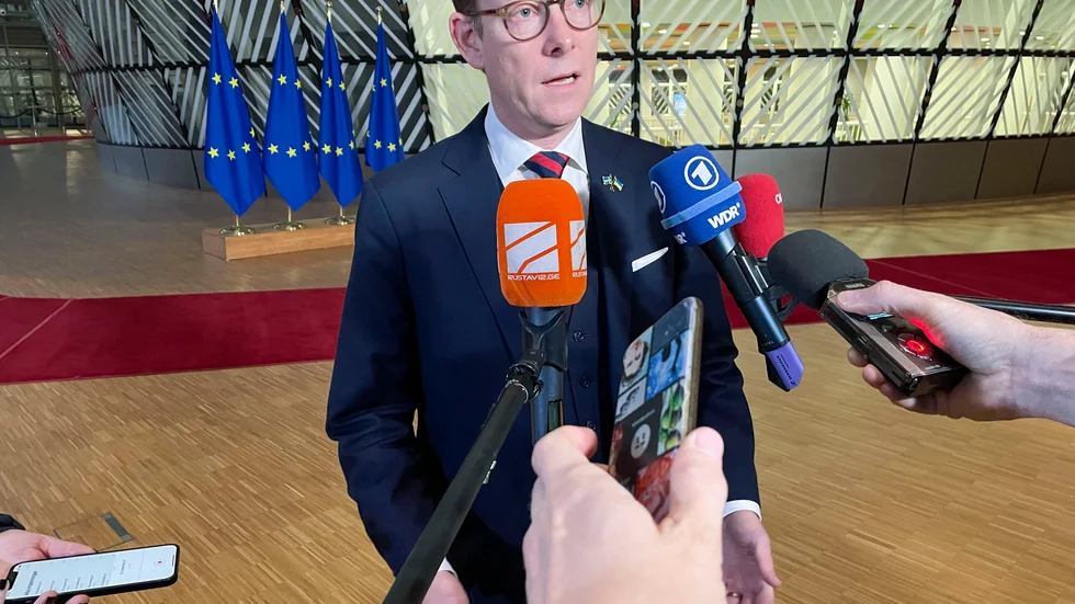 Sveriges utrikesminister Tobias Billström (M) på väg in till måndagens EU-möte i Bryssel.