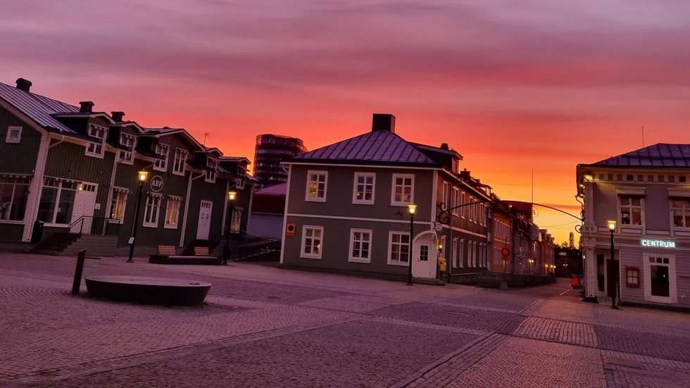 Rådhustorget i morgonljus.