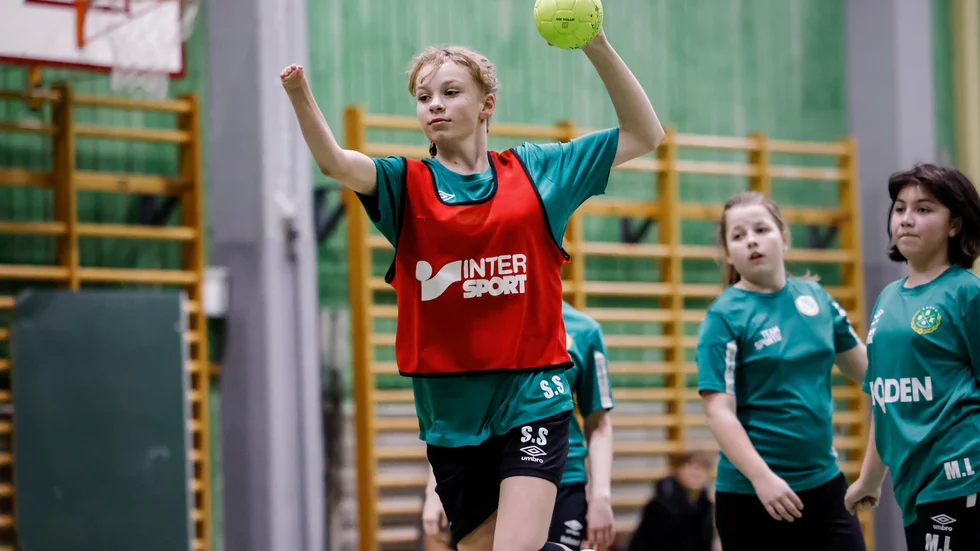 "Det är svårt att säga vad som är roligast. Det kanske är enklare att vara utespelare med en hand, men målvakt är också roligt", säger Selma Sundqvist som är lika bra i målet som utespelare. 