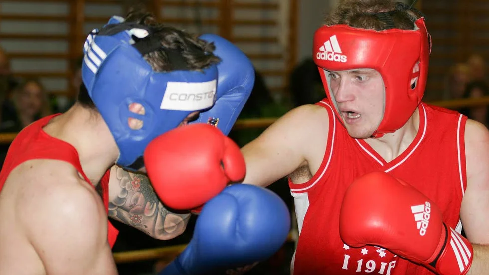 SLAGFÄRDIG. Henrik Tuoremaa, I19, gick en tuff match mot norrmannen Daniel Bakke.