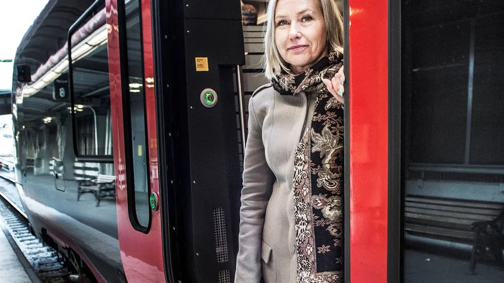 bytte spår. Infrastrukturminister Anna Johansson gör en riktig kovändning om Norrbotniabanan och lovar i ett personligt mejl till NSD att byggstarten kommer att ske under den här mandatperioden.