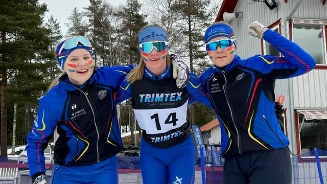Lyckliga tjejer efter succén i stafetten.