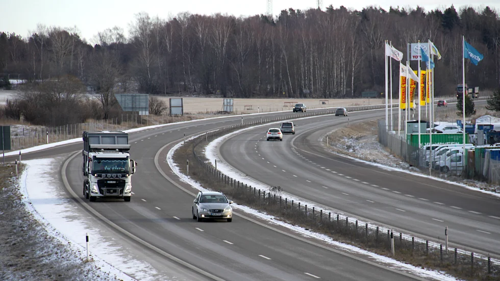 Solceller borde placeras i mittremsan på motorvägen, skriver Alvar Berglund.