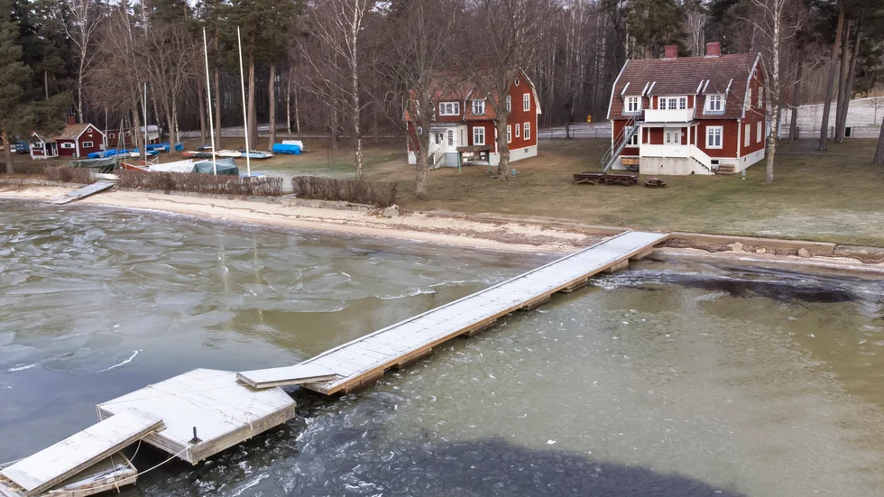 Motala segelsällskaps område består av ett hus som de äger och två andra som de arrenderar. Husen är gamla, åtminstone från 1920-talet, enligt styrelsemedlemmarna Maria Nilsson, Bosse Nilsson och Niklas Gustafsson.