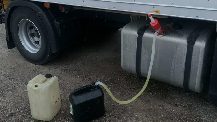 Slangningsutrustningen var fortfarande kopplad till lastbilen när polisen sökte igenom området.