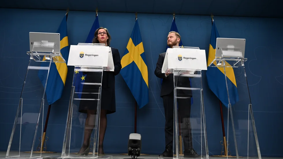 Det var SD:s gruppledare Henrik Vinge som stod bredvid migrationsministern Maria Malmer Stenergard (M) som skulle summera regeringens första hundra dagar på det flyktingpolitiska området.