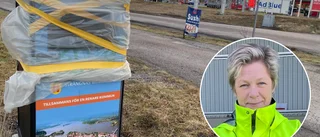 Gåtfulla soptunnor vid E20 