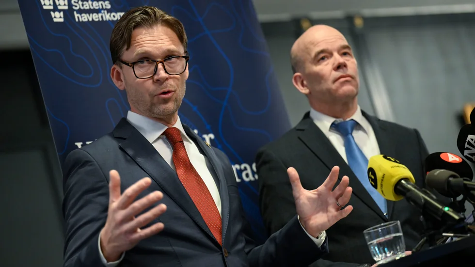 Peter Swaffer (till vänster), avdelningschef på Statens haverikommission, och utredningsledare Mats Trense under en pressträff om slutrapporten kring flygolyckan på Örebro flygplats 2021.