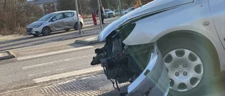 Krock i korsning i Eskilstuna – tre bilar inblandade