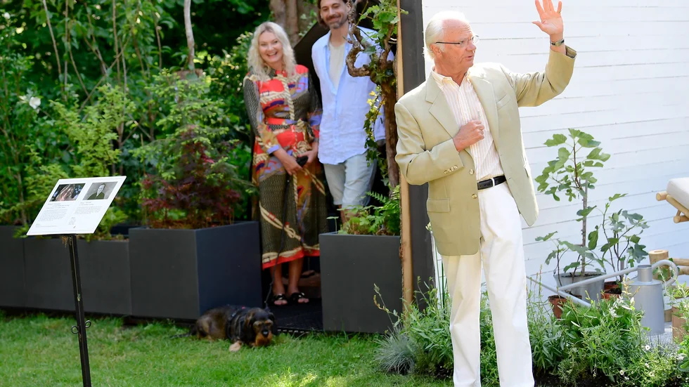 Kung Carl XVI Gustaf i Sollidens slottspark härom sommaren.