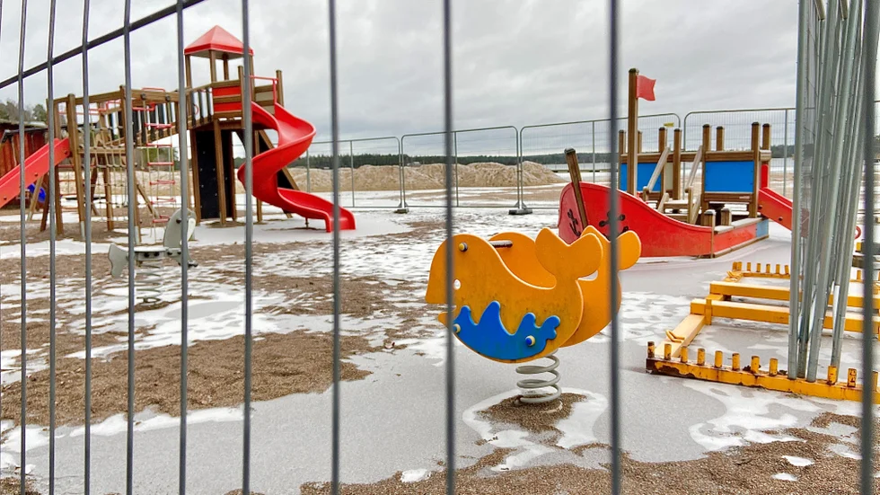 Lekparken nere vid stranden på Jogersö är avspärrad och leksugna hänvisas till någon av Oxelösunds andra lekparker.