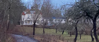 Priset på villan gick från sex till tolv miljoner • Instagramkontot Hemnetknarkarna: "Har de hittat en guldgruva på tomten?"