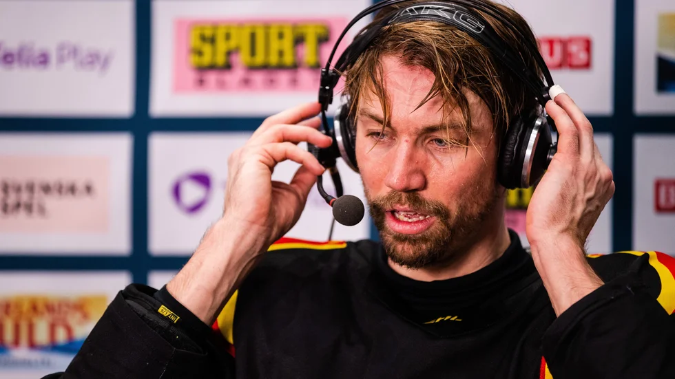 230103 Brynäs Anton Rödin intervjuas efter ishockeymatchen i SHL mellan Brynäs och Linköping.