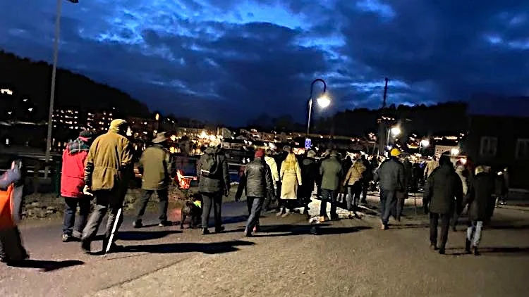 Det var många som tog tillfället i akt och gick den nya ljuspromenaden i Valdemarsvik på nyårsafton.