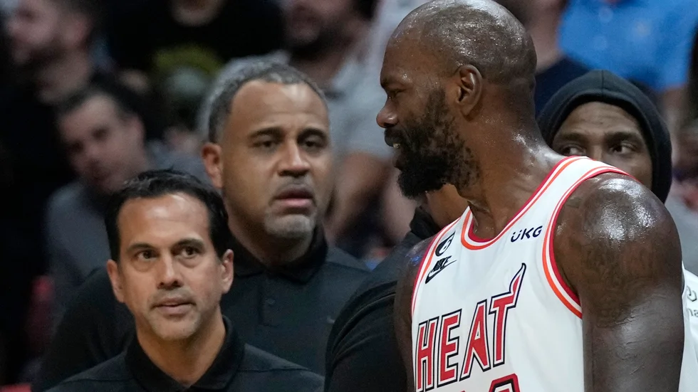 Miamis Dewayne Dedmon grälar med tränaren Erik Spoelstra och blir sedan utvisad.