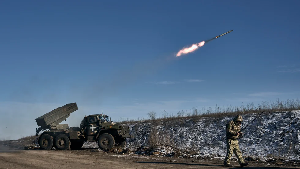En ukrainsk robot avfyras mot ryska positioner i närheten av Soledar i regionen Donetsk den 11 januari.