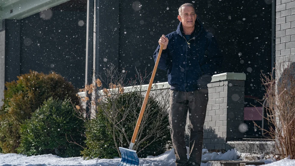 Tom Hanks spelar den älskade surgubben Oves själsfrände Otto i den amerikanska remaken av Hannes Holms film "En man som heter Ove".