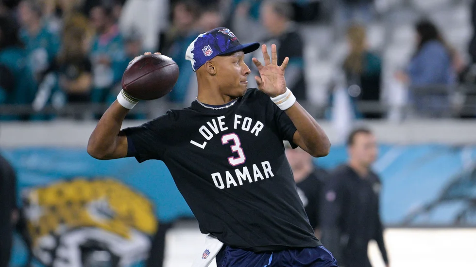 Tennessee Titans quarterback Joshua Dobbs värmer upp inör mötet med Jacksonville Jaguars på lördagen.