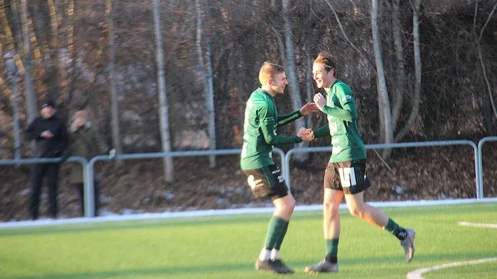 Eric Johansson, till vänster gratulerar Alvin Johansson efter det avgörande 3-2-målet. En stabil träningsmatch som ESK lyckades vinna trots en man mindre och 1-2-underläge.