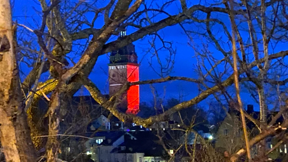 Domkyrkan upplyst på håll. Ljuset är riktat för att lysa upp främst det västra tornet.