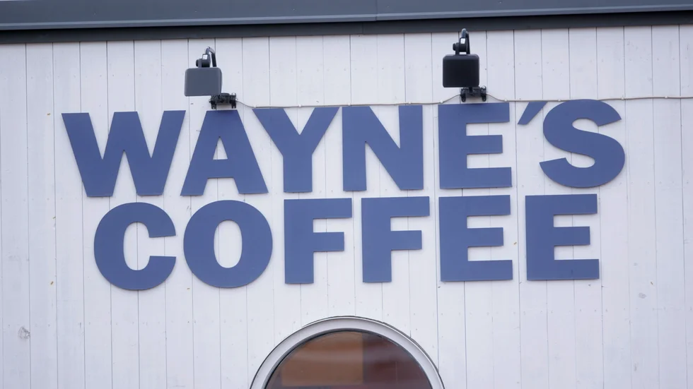 När franchisetagarna för Waynes Coffee uppe på Solbacken gick i konkurs stängde fiket igen. Nu letar företaget efter en ny franchisetagare som kan driva caféet.