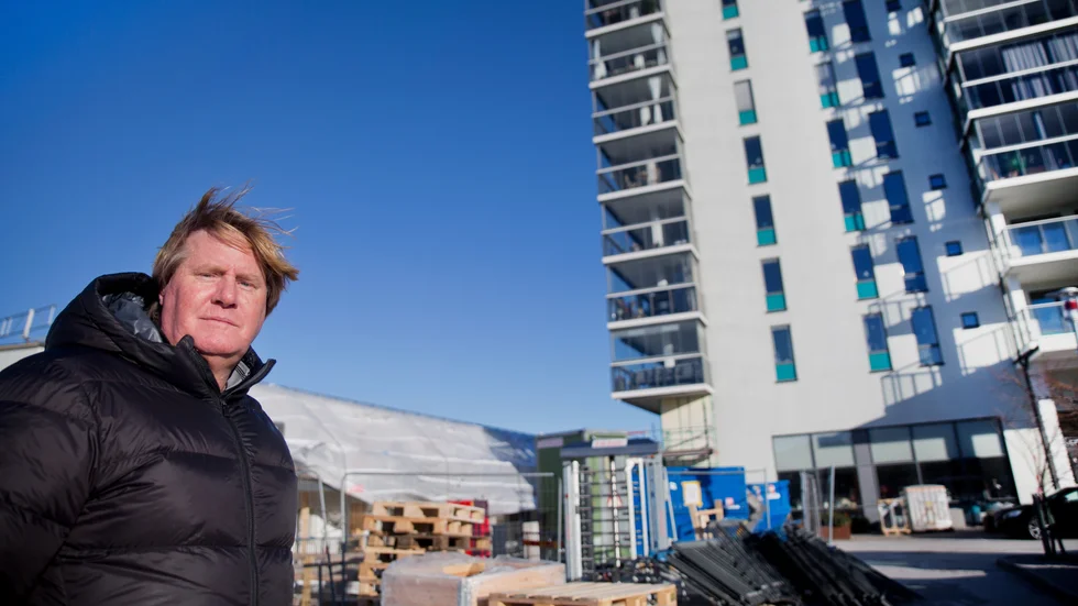 Ray Bauermeister får inget elstöd, hamnade mellan stolarna när han var mellan bostäder. Snart ska han flytta in i nybyggda bostaden på Snäck.