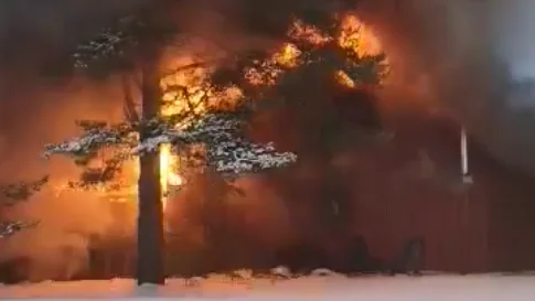 Kort efter Rolfs varning exploderade ett eldmoln ur byggnaden.