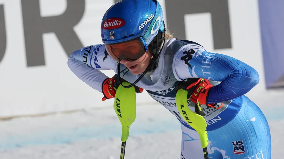 Mikaela Shiffrin tittar uppgivet upp mot backen efter urkörningen i VM-premiären.