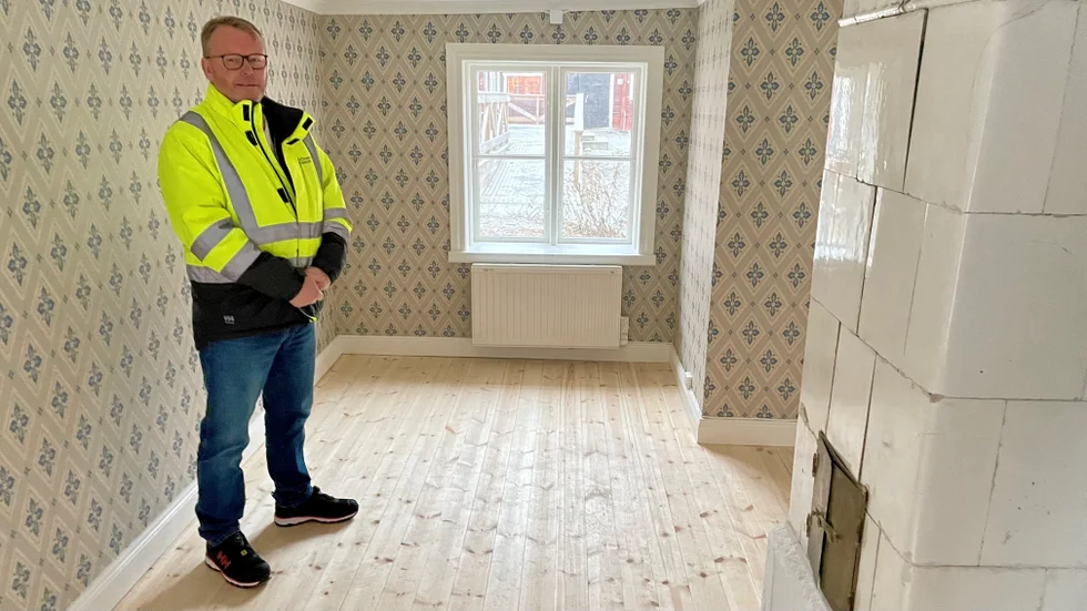 Lars Karlsson i "Lilla stugan" på Wallinska gården. Det lilla huset mot Kryddgårdsgatan var i stort sett fallfärdig innan renoveringen satte igång. Nu är det återställt till originalskick.