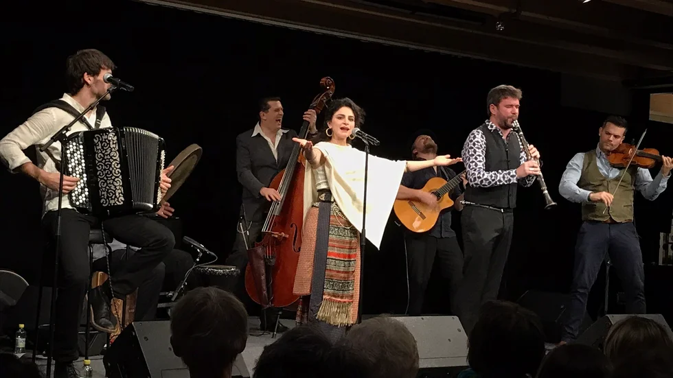 Barcelona Gipsy balKan Orchestra gästade Sara kulturhus när Burträsksvängen anordnade konsert.