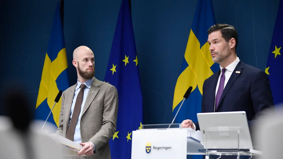 Minister för civilt försvar Carl-Oskar Bohlin och biståndsminister Johan Forssell vid tisdagens pressträff om Sveriges stöd till Turkiet och Syrien efter jordskalven.