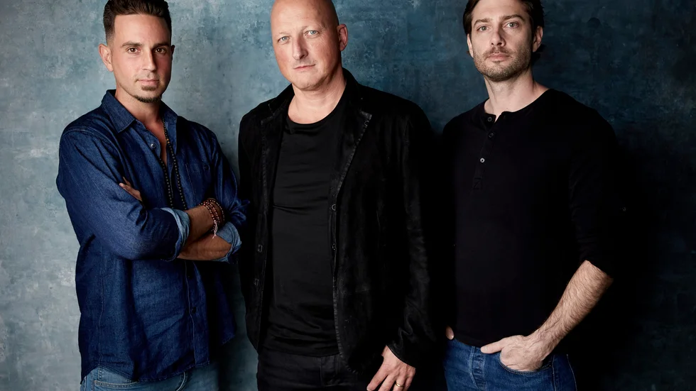 Regissören Dan Reed i mitten tillsammans med Wade Robson och James Safechuck som i dokumentären "Leaving Neverland" vittnar om de övergrepp de utsatts för av Michael Jackson.