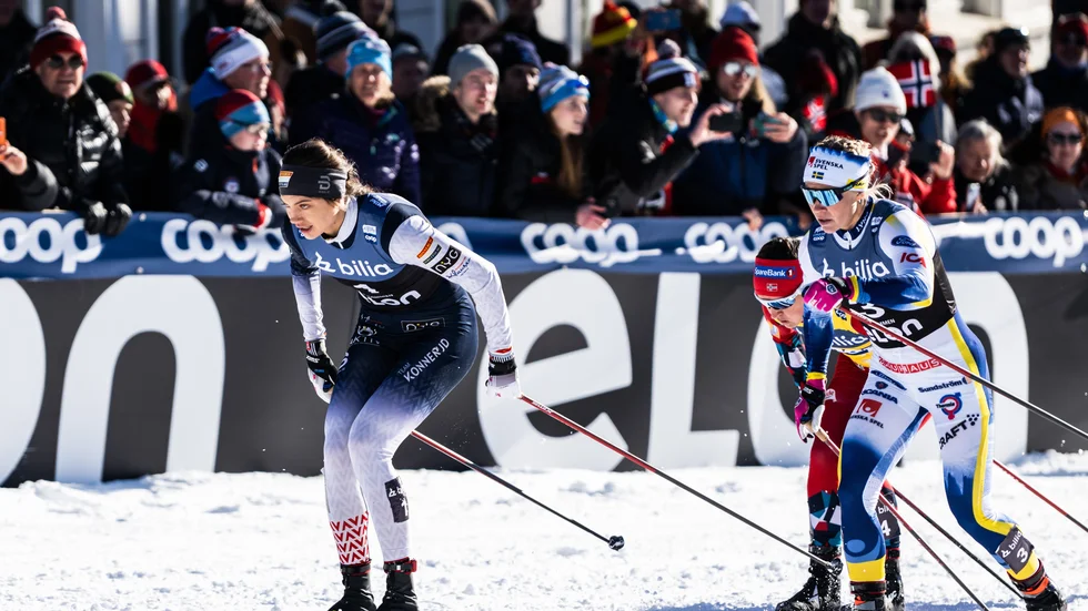 Jonna Sundling, th, blev tvåa i sprintfinalen i Drammen. Kristine Stavås Skistad, th, vann samma final.