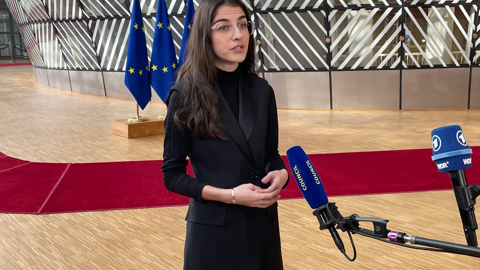 Klimat- och miljöminister Romina Pourmokhtari (L) på väg in till torsdagens EU-möte i Bryssel.